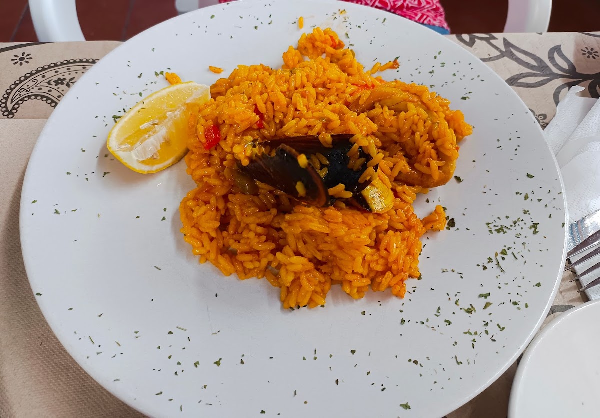 Arroz con mariscos fresco y colorido